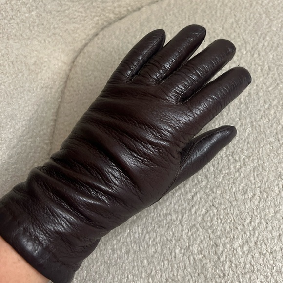 Cashmere Lined Full-Grain Leather Gloves | Quiet Luxury - Picture 6 of 16